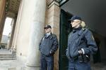 forhør. To betjente holder vagt uden for Københavns Byret i dag, hvor i alt 13 personer med rockertilknytning fremstilles i grundlovsforhør. 