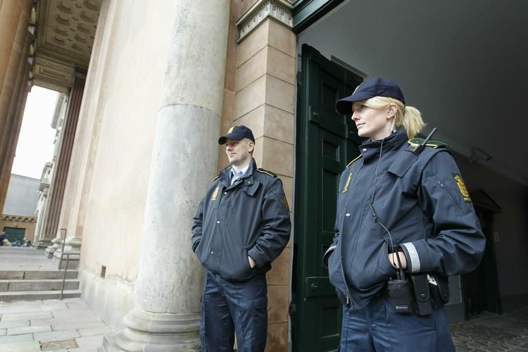 forhør. To betjente holder vagt uden for Københavns Byret i dag, hvor i alt 13 personer med rockertilknytning fremstilles i grundlovsforhør. 