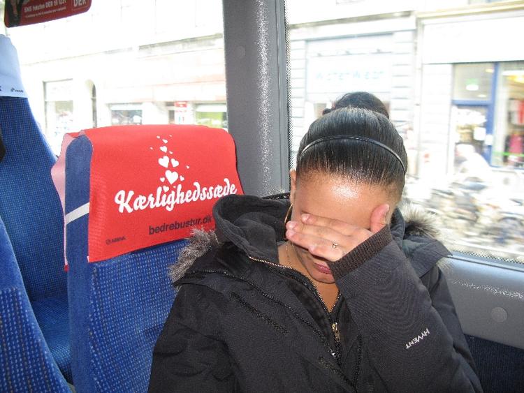 16-årige Mette Rendsbo synes, det ville være for pinligt at score på bussen. 