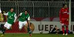 mester. Kenneth Perez (th) ærgrer sig over en scoring til Werder Bremen i en kamp mod Twente. Danskeren forlader nu den hollandske mesterklub. Arkivfoto. 