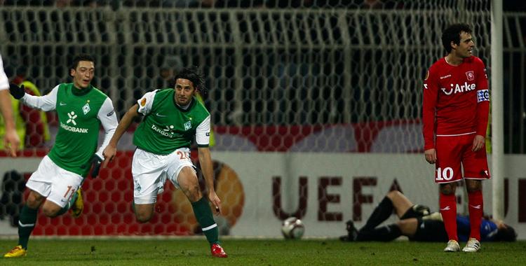 mester. Kenneth Perez (th) ærgrer sig over en scoring til Werder Bremen i en kamp mod Twente. Danskeren forlader nu den hollandske mesterklub. Arkivfoto. 