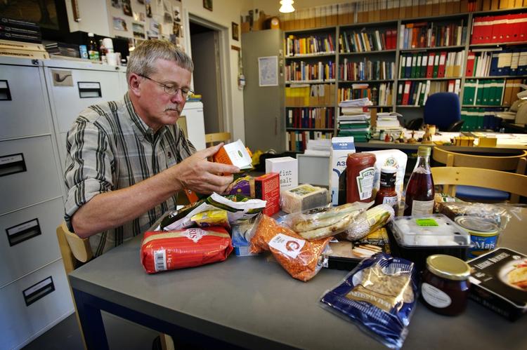 Danske forbrugere har oftere det kritiske blik på fødevarerne, ligesom Leif Skibsted fra institut for Fødevarevidenskab. Og det holder fødevareindustrien i skak, mener professor Peter Olesen. Men forbrugernes magt er stærkt begrænset, mener Rasmus Kjelddahl fra Forbrugerrådet. 