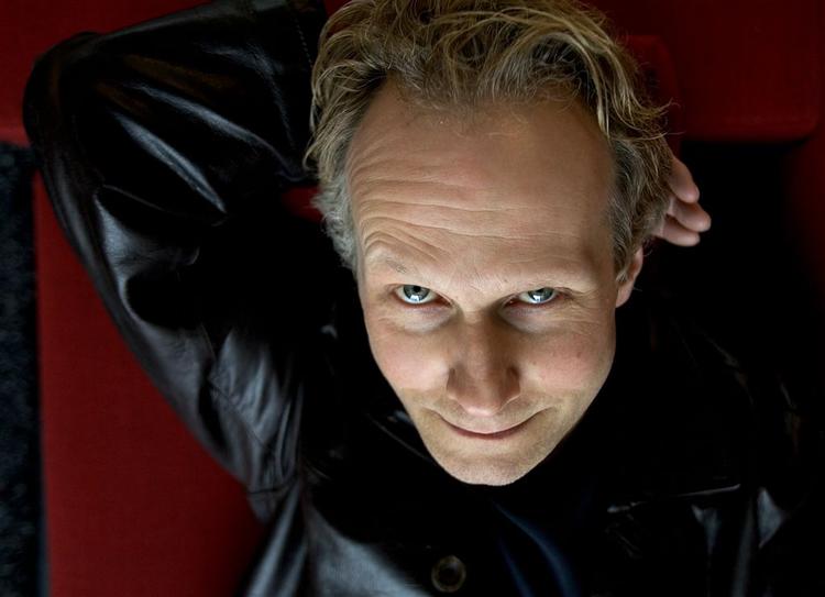 Instruktøren Niels Arden Oplev er også kendt som instruktør af tv-serien 'Ørnen'. 