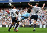 stjerneangriber. Manchester Citys Emmanuel Adebayor (midt) kan blive en afgørende faktor i dagens kamp mod Tottenham, hvis togoleseren er i spillehumør. Arkivfoto. 
