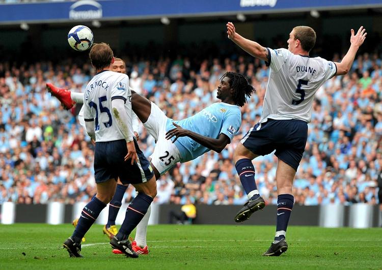 stjerneangriber. Manchester Citys Emmanuel Adebayor (midt) kan blive en afgørende faktor i dagens kamp mod Tottenham, hvis togoleseren er i spillehumør. Arkivfoto. 