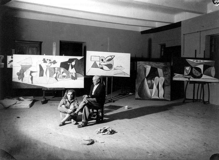 Kontrolfreak. Picasso og kæresten Françoise Gilot i 1946. De var sammen i ti år og fik to børn, indtil hun fik nok af hans kontroltrang - og sidespring. Arkivfoto: Michel Sima/Rue des Archives
