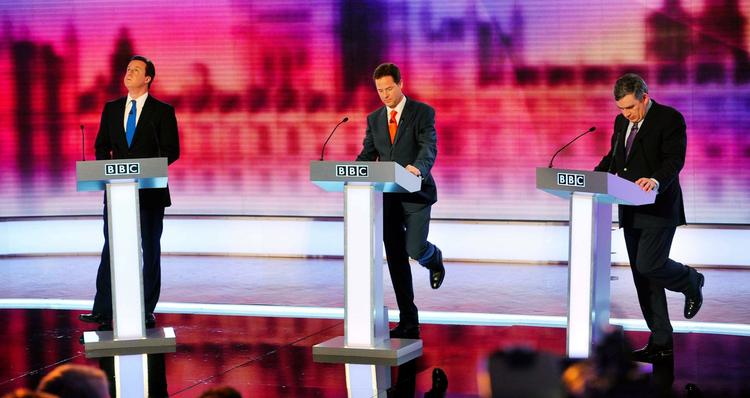 Briterne kunne for sidste gang i aftes høre de tre partiledere, Cameron, Clegg og Brown tale deres sag. 