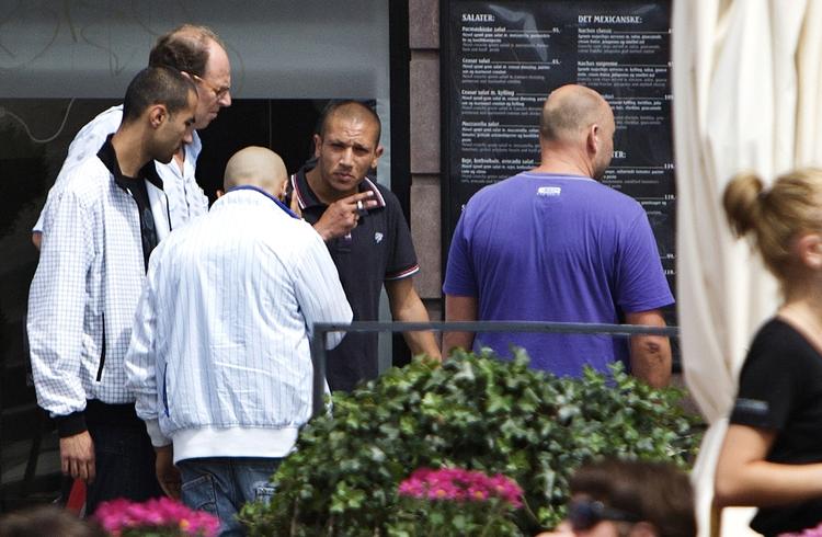 Midten. 'Lille A' er manden i midten. Her fotograferet med en cigaret i hånden ved byretten i København, hvor et mordkomplot skulle have fundet sted. 