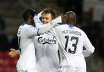 Mestre. William Kvist får en krammer af Dame N'Doye og Atiba Hutchinson. 