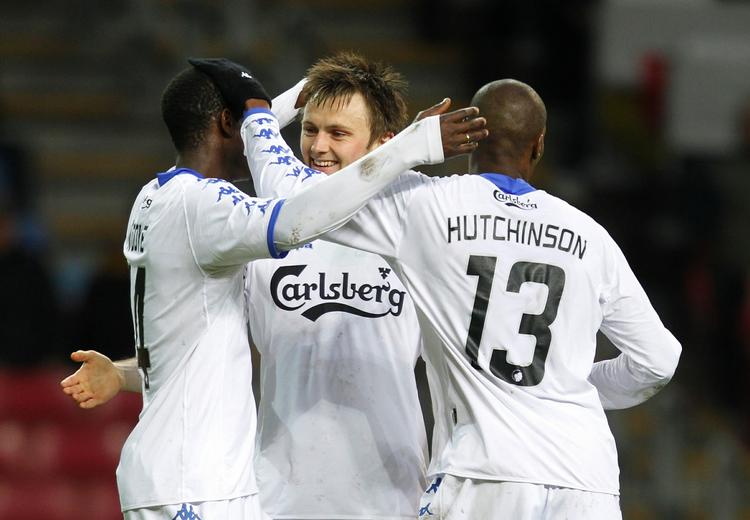 Mestre. William Kvist får en krammer af Dame N'Doye og Atiba Hutchinson. 