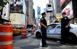 vagt. Politiet har skærpet overvågningen i New York efter weekendens terrorforsøg på Times Square. I nat blev Triborough-broen således afspærret, efter at en arbejder på broen mente at kunne lugte gas fra en parkeret varevogn på broen. 