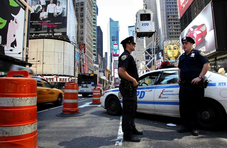 vagt. Politiet har skærpet overvågningen i New York efter weekendens terrorforsøg på Times Square. I nat blev Triborough-broen således afspærret, efter at en arbejder på broen mente at kunne lugte gas fra en parkeret varevogn på broen. 