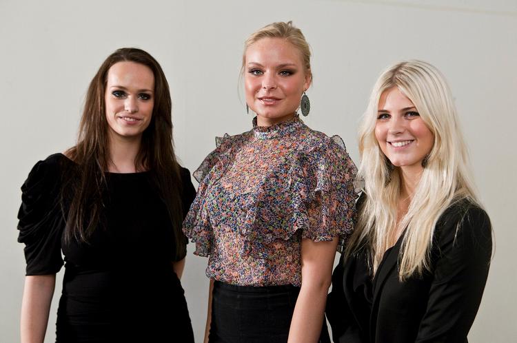 Klassepiger. Louise, Mathilde og Lines dagligdag bliver fulgt af et filmhold, der  også blander sig  undervejs. 