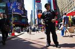patrulje. En betjent patruljerer på Times Square. Myndighedernes opmærksomhed er skærpet efter weekendens fejlslagne terrorforsøg på den centrale plads. 