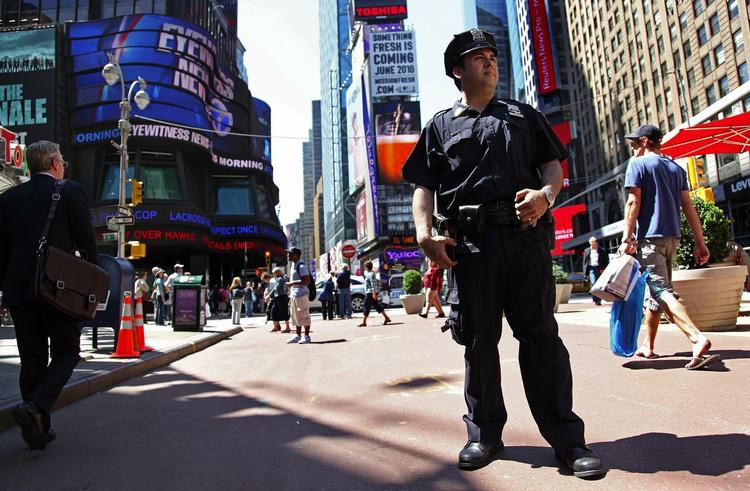 patrulje. En betjent patruljerer på Times Square. Myndighedernes opmærksomhed er skærpet efter weekendens fejlslagne terrorforsøg på den centrale plads. 