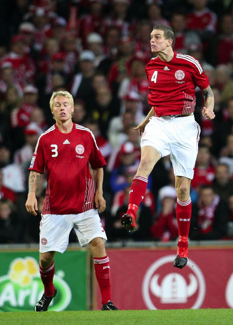 Sikre. Med deres 21 og 25 år tyder meget på, at kun skader kan sætte en stopper for et langt makkerskab på landsholdet  mellen Simon Kjær (tv) og Daniel Agger. Arkivfoto. 
