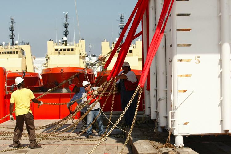 Olieaktion. Arbejdere i gang med at klargøre den enorme container, der skal sejles ud til udslippet i Den Mexicanske Golf for at opsamle olien. 