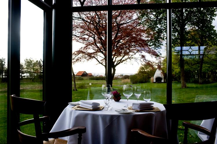 Går man til bords, mens der stadig er lyst på Falsled Kro, kan man nyde den fantastiske udsigt, samtidig med at man indtager en tallerken asparges og æggeblomme, creme fraiche og stenbidderrogn. 