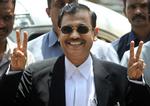 Sejrssikker. Den offentlige anklager Ujjwal Nikam gestikulerer for fotograferne før domsafsigelsen over den terrorsigtede Mohammed Kasab i Mumbai. 