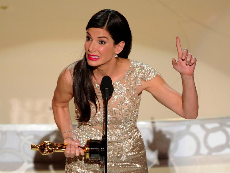 En Oscar takker  alle for - men det er de færreste, der som Sandra  Bullock møder op og holder tale, når  de modtager det modsatte, en  'Razzie'-pris for elendigt skuespil. Foto: AP 