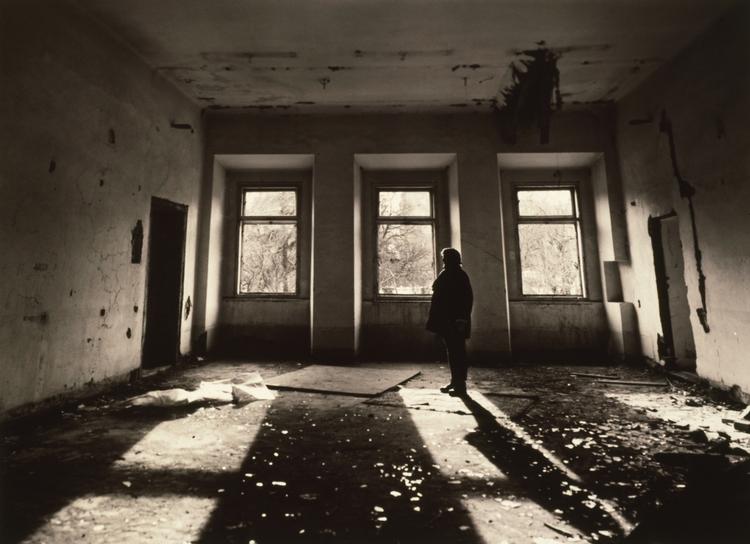 Nedrivning. Kontanthjælpsmodtagere skal i fremtiden hjælpe med at fjerne faldefærdige huse fra landjorden, hvis det står til socialordfører Jakob Axel Nielsen (K). Arkivfoto. 