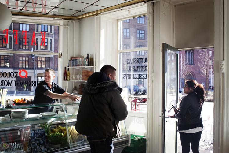 Flere og flere steder i København sælger gedigen aftensmad 'ud af huset' - som Kaffebar på Sønder Boulevard. 