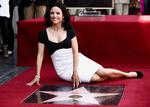 »Netop som man tror, at man er nogen, bliver man sat på plads«, siger Julia -Louis Dreyfus om stavefejlene på Hollywood Walk of Fame. 
