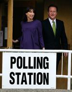 konservativ. David Cameron og hustruen Samantha afgiver deres stemmer. 