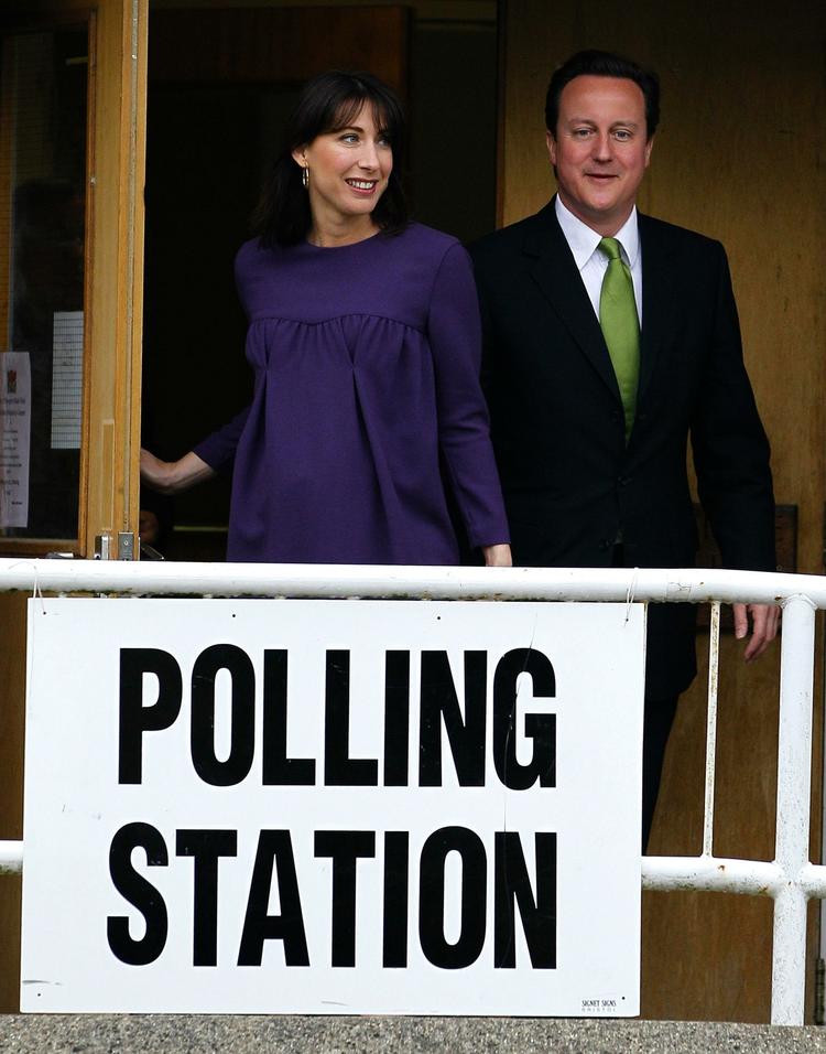 konservativ. David Cameron og hustruen Samantha afgiver deres stemmer. 