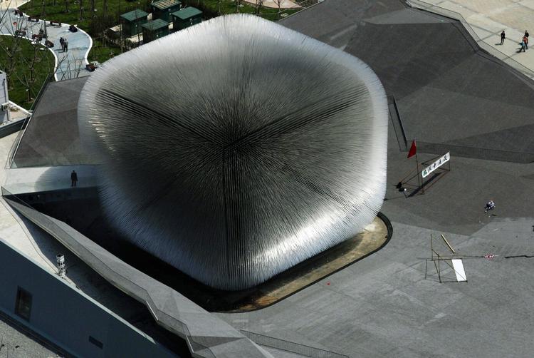 Showtime. Den britiske fiberkube på verdensudstillingen er et eventyrligt skue. Arkitekt: Thomas Heatherwick. Briternes pavillon får fem hjerter. Se de andre karakterer i nedenfor. 