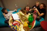 Det  skal være dyrere at servere fed mad, mener politikerne. Her smovser DRs afgående Barracuda redaktion i chips, som fremover skal være 50 øre dyrere per 250 ml. 
