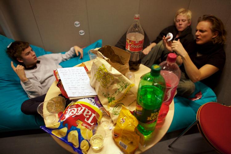 Det  skal være dyrere at servere fed mad, mener politikerne. Her smovser DRs afgående Barracuda redaktion i chips, som fremover skal være 50 øre dyrere per 250 ml. 