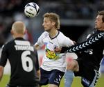bundbrag. AGF's Martin Jørgensen (midt) havde det svært i kampen mod det fysisk stærke Sønderjyske-mandskab. 