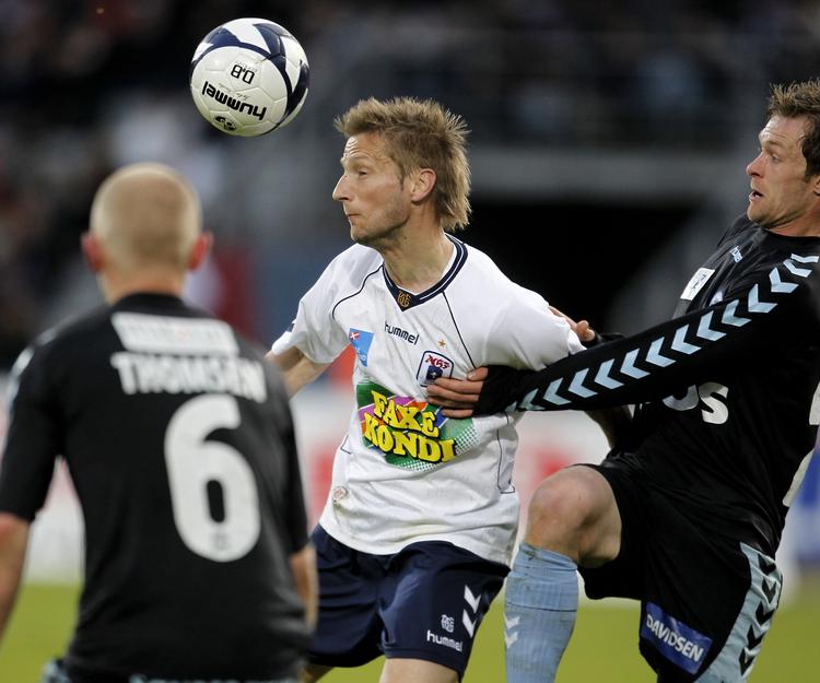 bundbrag. AGF's Martin Jørgensen (midt) havde det svært i kampen mod det fysisk stærke Sønderjyske-mandskab. 