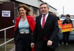 Valgdag. Gordon Brown stemte hjemme i Queensferry sammen med hustruen Sarah. 