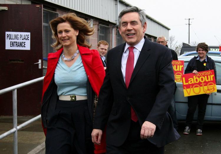 Valgdag. Gordon Brown stemte hjemme i Queensferry sammen med hustruen Sarah. 
