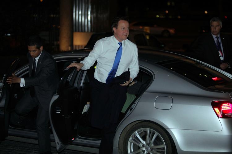 Favorit. David Cameron og hustruen Samantha ankommer til valgfest. Men han kan ikke fejre sejren, før han har fået opbakning fra et af de mindre partier. 