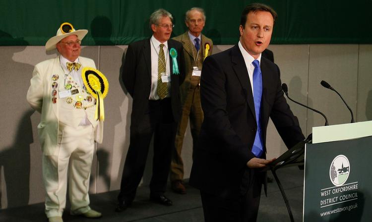 Sejr. David Cameron holdt tale hjemme i Witney i Oxfordshire. 