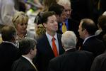 Afventende. »Det bedste vil være, hvis vi alle tager os en smule tid til at sikre, at folk får den gode regering, som der kræves«, siger Nick Clegg. 