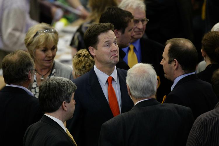 Afventende. »Det bedste vil være, hvis vi alle tager os en smule tid til at sikre, at folk får den gode regering, som der kræves«, siger Nick Clegg. 