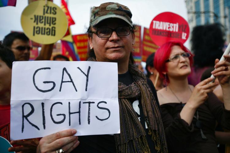 Gay. Det internationale samfund bør lægge pres på Litauen for at bringe lovgivningen i overensstemmelse med internationale menneskerettighedsstandarder, skriver Amnesty-chef før morgendagens parade i Vilnius. Arkivfoto fra parade i Istanbul. 