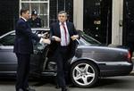 Retur. Gordon Brown ankom her til morgen til Downing Street efter valgnat hjemme i Skotland. 