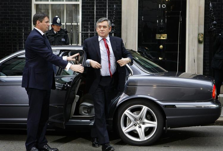 Retur. Gordon Brown ankom her til morgen til Downing Street efter valgnat hjemme i Skotland. 