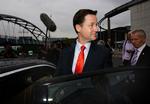 Kongemager. Giv Cameron chancen, lyder det fra den  liberaldemokratiske leder, Nick Clegg. 