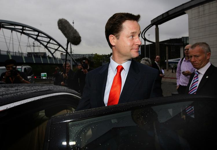 Kongemager. Giv Cameron chancen, lyder det fra den  liberaldemokratiske leder, Nick Clegg. 