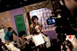 Elisabeth Msonza fra Zimbabwe er 28 år og har boet på Asylcenter Kongelunden de seneste 14 måneder. I to uger skifter hun identitet, når hun på NyAvenys scene spiller Rachel fra den amerikanske sitcom, 'Friends'. Foto: Joachim Adrian 