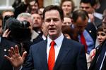 Liberaldemokraternes leder Nick Clegg siger, at de konservative som det største parti først bør forsøge at danne regering. Men Labour insisterer på, at de vil tale med Clegg før de konservative får lov. 