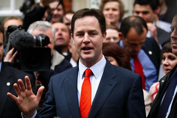 Liberaldemokraternes leder Nick Clegg siger, at de konservative som det største parti først bør forsøge at danne regering. Men Labour insisterer på, at de vil tale med Clegg før de konservative får lov. 
