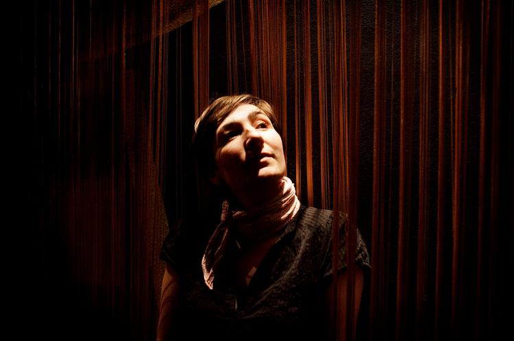 Marie-Louise Munck har altid været vant til at tune sig ind på andre, når hun sang. Først som 37-årig har hun fået modet til at stå i front. Foto: Miriam Dalsgaard 