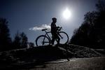 Hold ud. Triatlon involverer hele tre forskellige discipliner. Det er derfor vigtigt at træne skiftene mellem hhv. cykling, løb og svømning. 